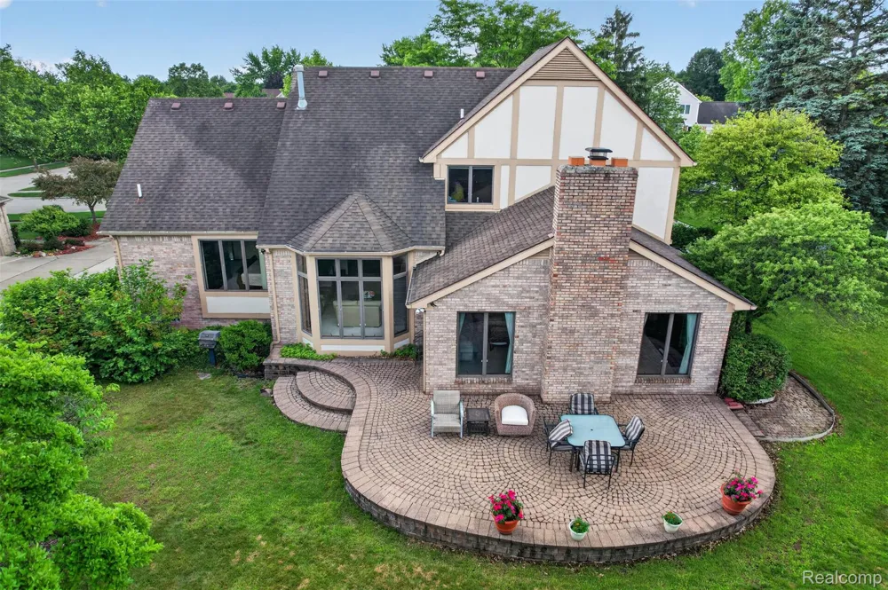 1808 Rolling Woods Drive Troy City, MI 48098
