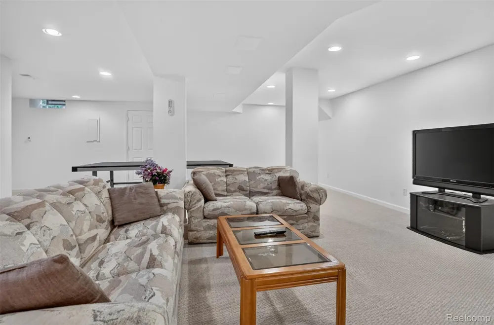 1808 Rolling Woods Drive Troy City, MI 48098