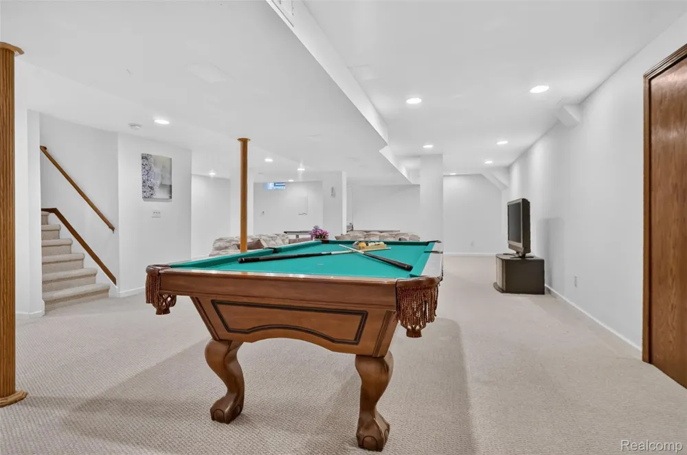 1808 Rolling Woods Drive Troy City, MI 48098