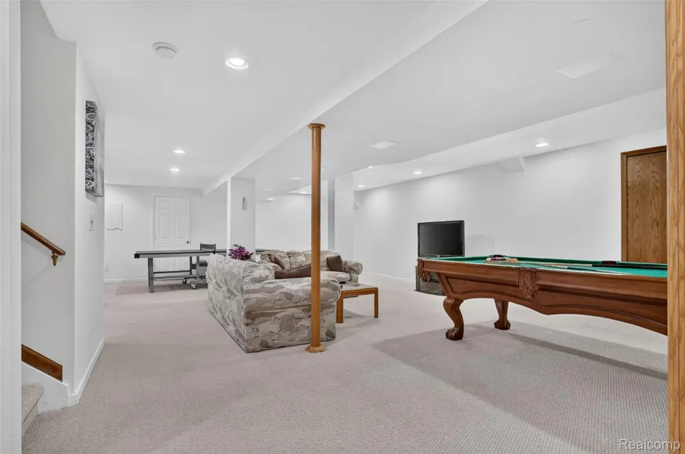 1808 Rolling Woods Drive Troy City, MI 48098