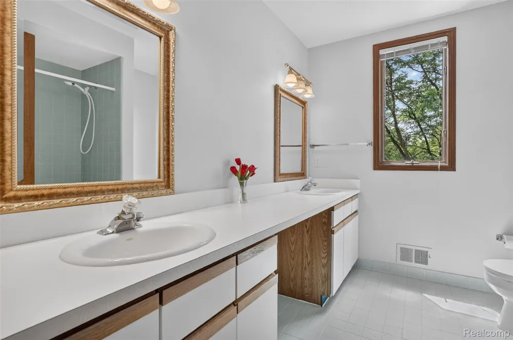 1808 Rolling Woods Drive Troy City, MI 48098