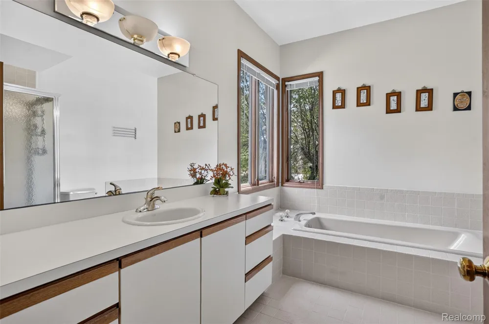 1808 Rolling Woods Drive Troy City, MI 48098