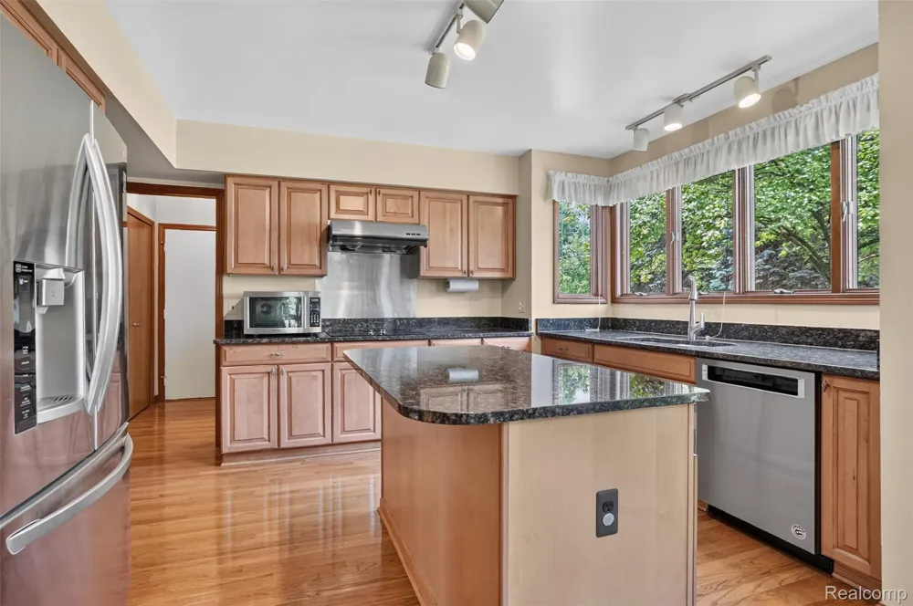 1808 Rolling Woods Drive Troy City, MI 48098
