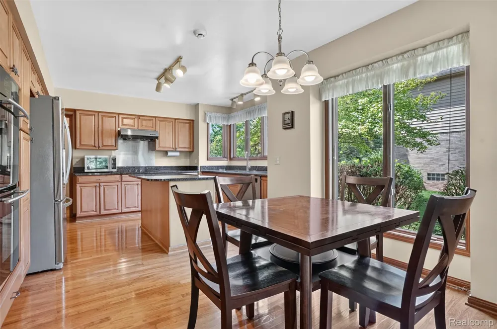 1808 Rolling Woods Drive Troy City, MI 48098