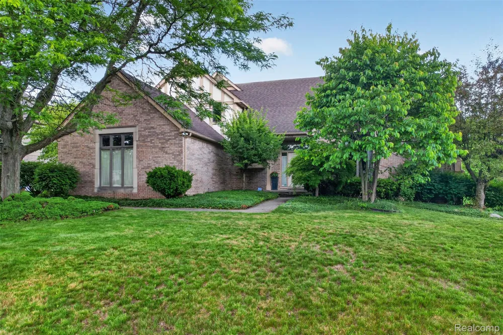 1808 Rolling Woods Drive Troy City, MI 48098
