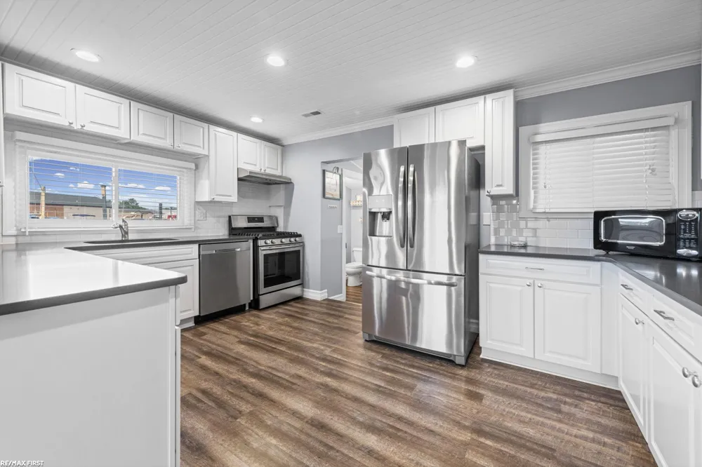 48650 Jefferson Avenue Chesterfield Township, MI 48047