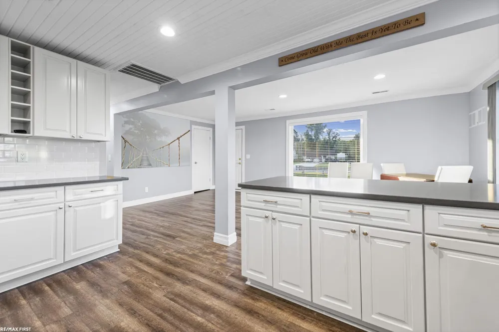 48650 Jefferson Avenue Chesterfield Township, MI 48047
