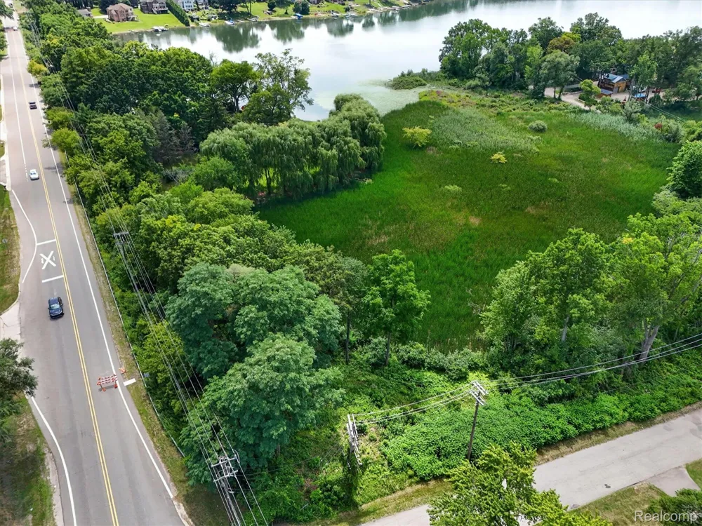 3039 McCormick Drive Waterford Charter Township, MI 48328