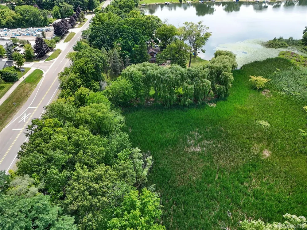3039 McCormick Drive Waterford Charter Township, MI 48328