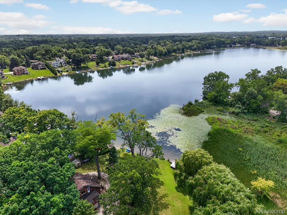 3039 McCormick Drive Waterford Charter Township, MI 48328
