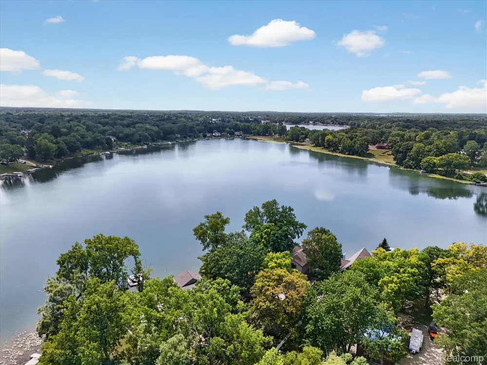 3039 McCormick Drive Waterford Charter Township, MI 48328