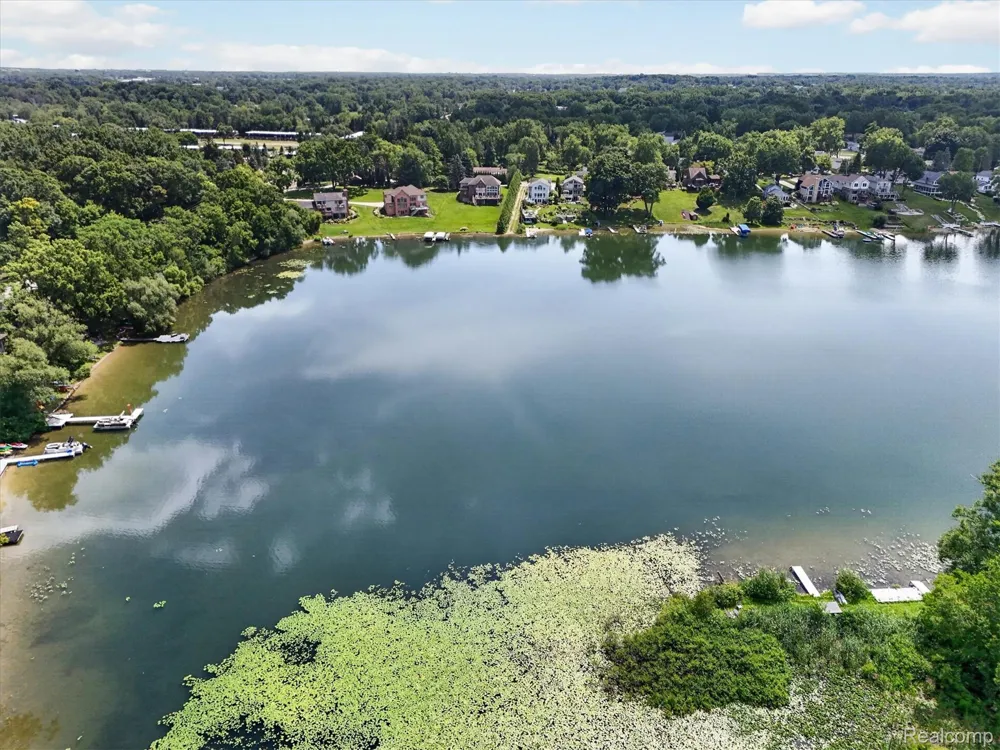 3039 McCormick Drive Waterford Charter Township, MI 48328