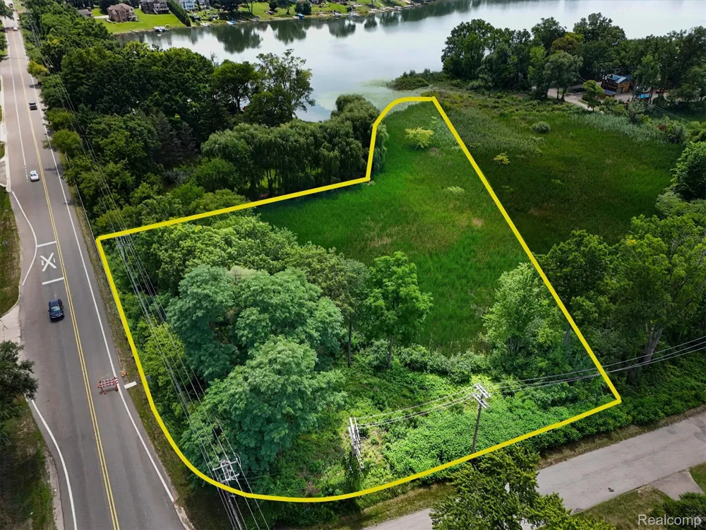3039 McCormick Drive Waterford Charter Township, MI 48328