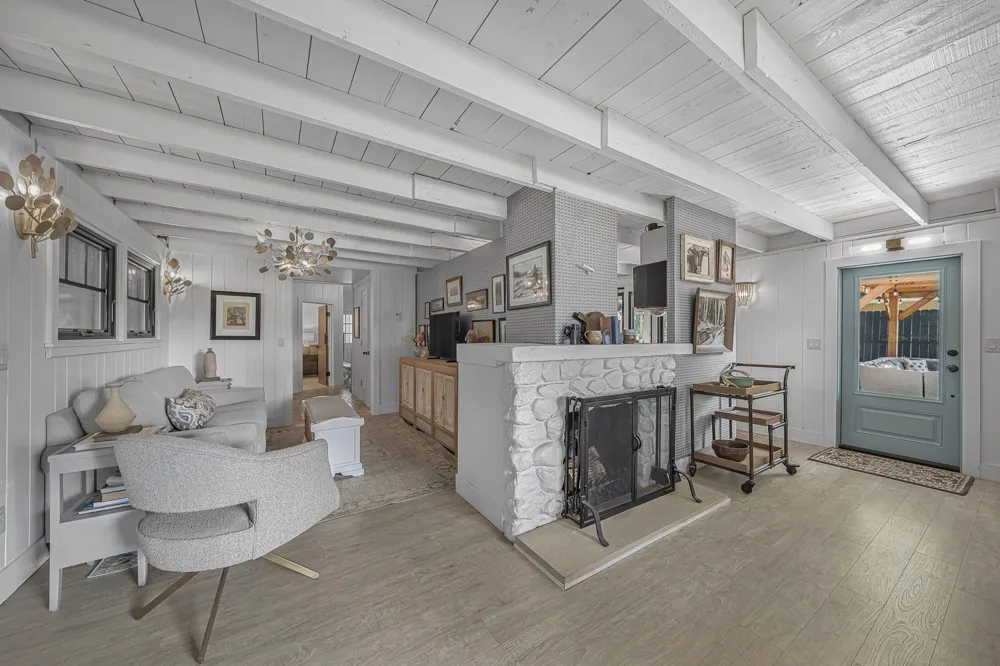 6988 Peninsula Drive Peninsula Township, MI 49686