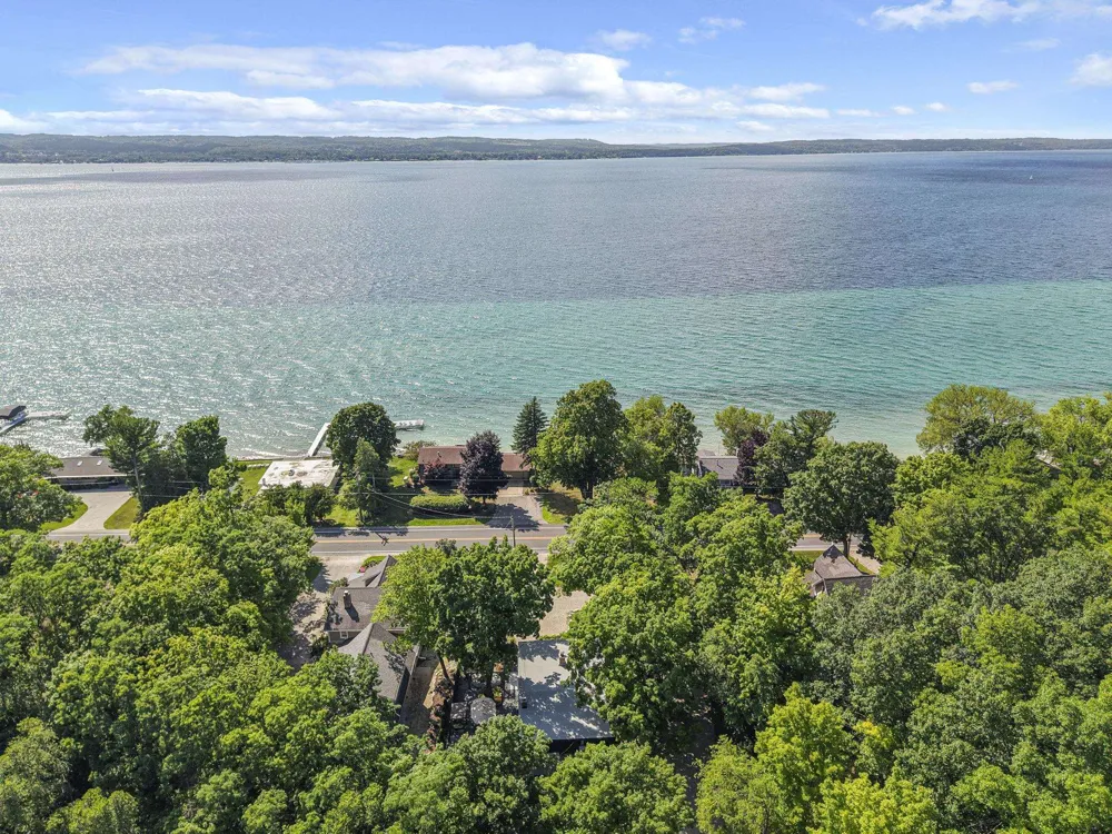 6988 Peninsula Drive Peninsula Township, MI 49686
