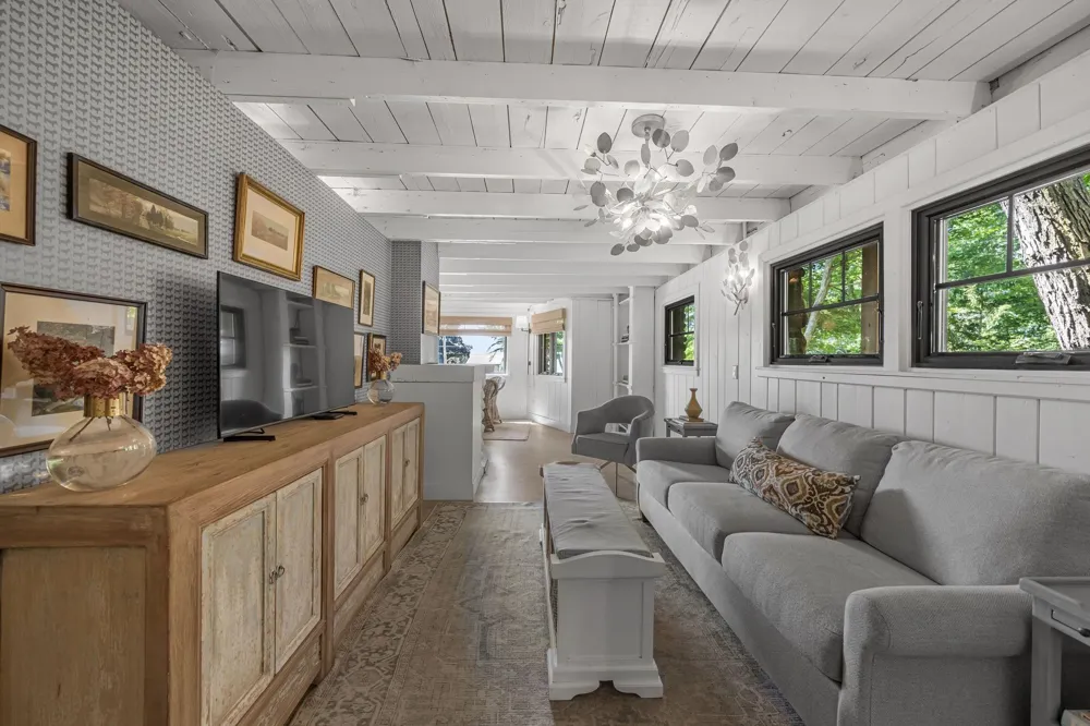 6988 Peninsula Drive Peninsula Township, MI 49686