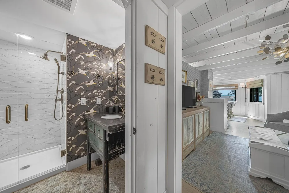 6988 Peninsula Drive Peninsula Township, MI 49686