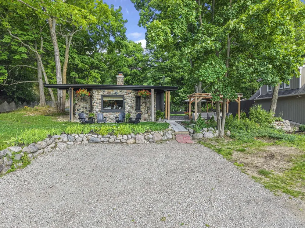 6988 Peninsula Drive Peninsula Township, MI 49686