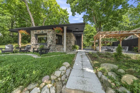 6988 Peninsula Drive