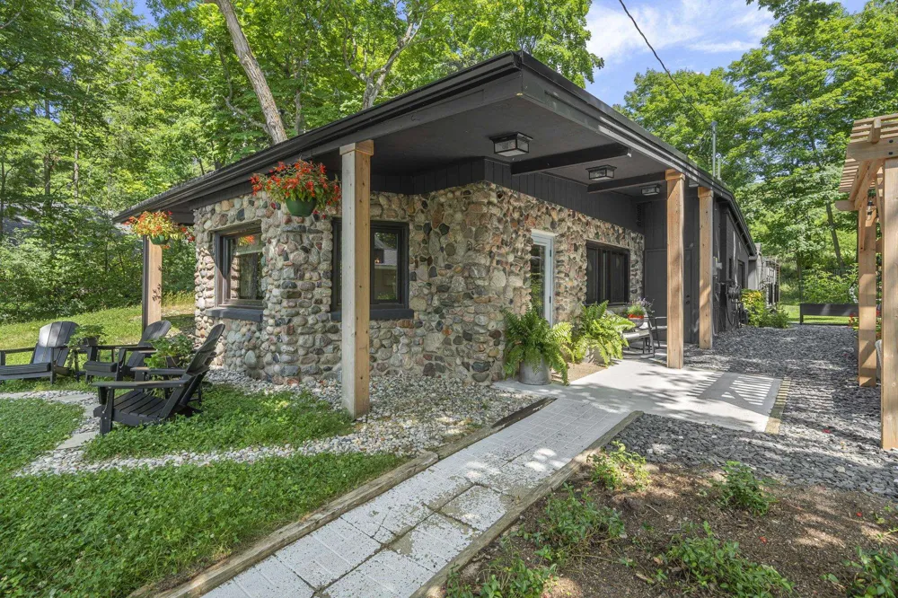 6988 Peninsula Drive Peninsula Township, MI 49686