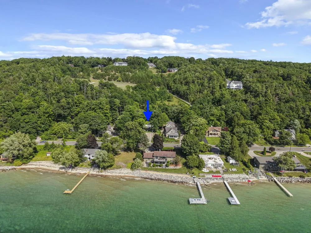 6988 Peninsula Drive Peninsula Township, MI 49686