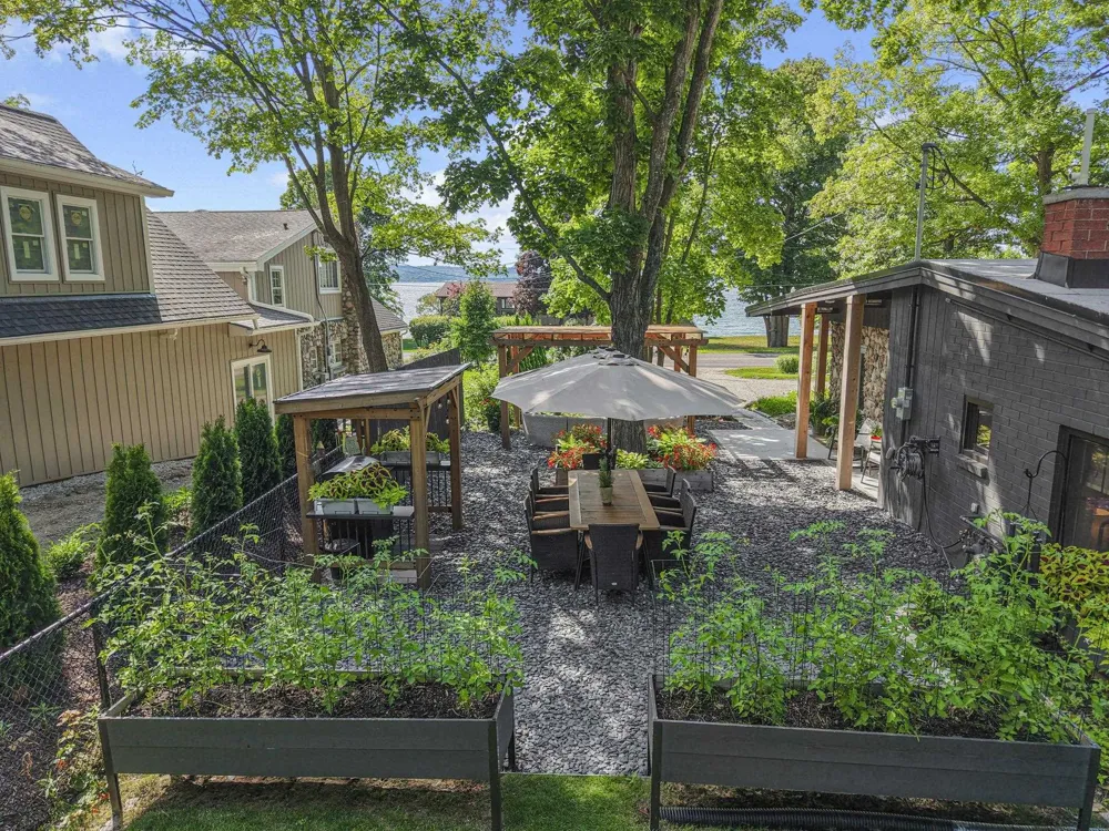 6988 Peninsula Drive Peninsula Township, MI 49686
