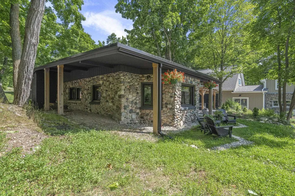 6988 Peninsula Drive Peninsula Township, MI 49686