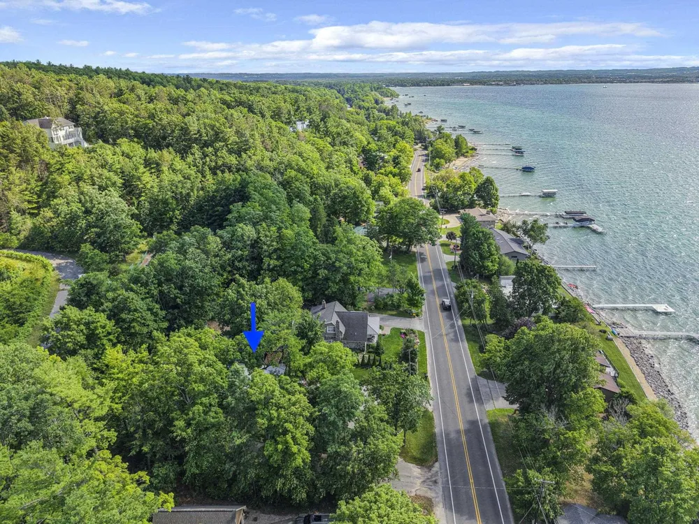 6988 Peninsula Drive Peninsula Township, MI 49686