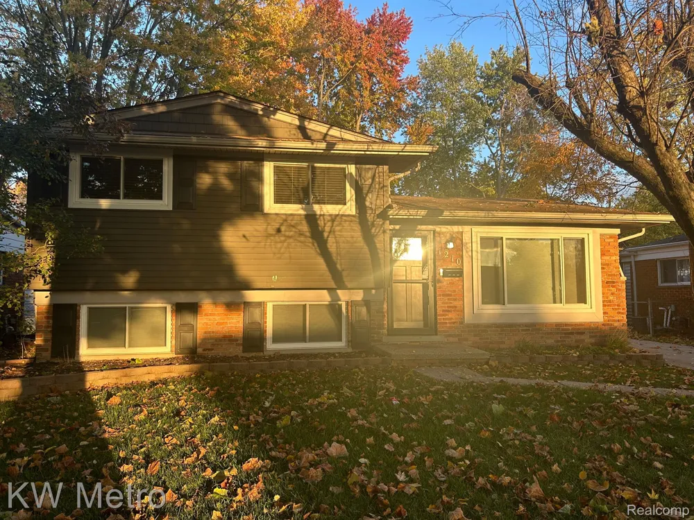 1210 KENILWORTH Clawson City, MI 48017