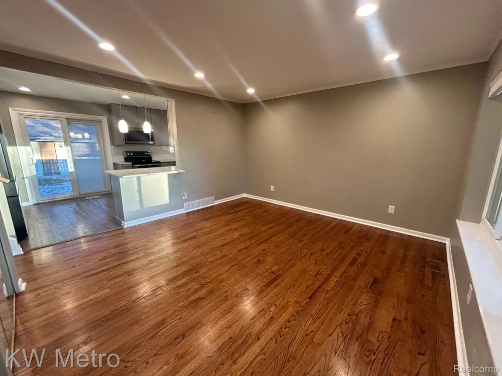 1210 KENILWORTH Clawson City, MI 48017