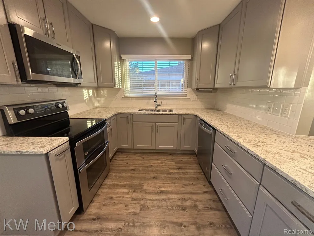 1210 KENILWORTH Clawson City, MI 48017