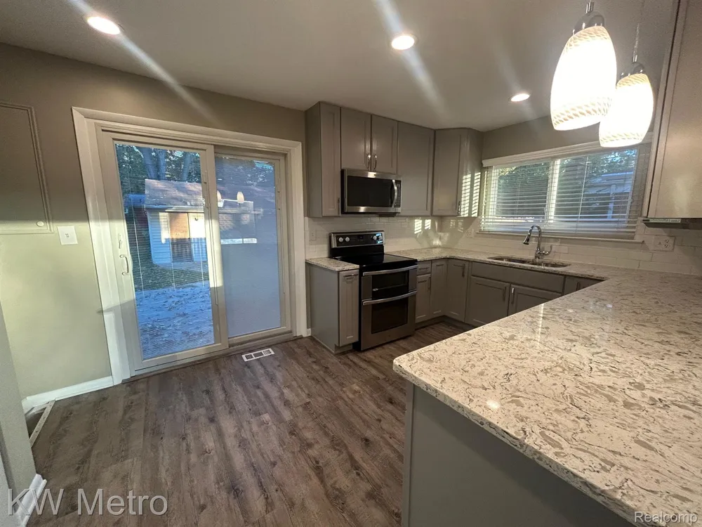 1210 KENILWORTH Clawson City, MI 48017