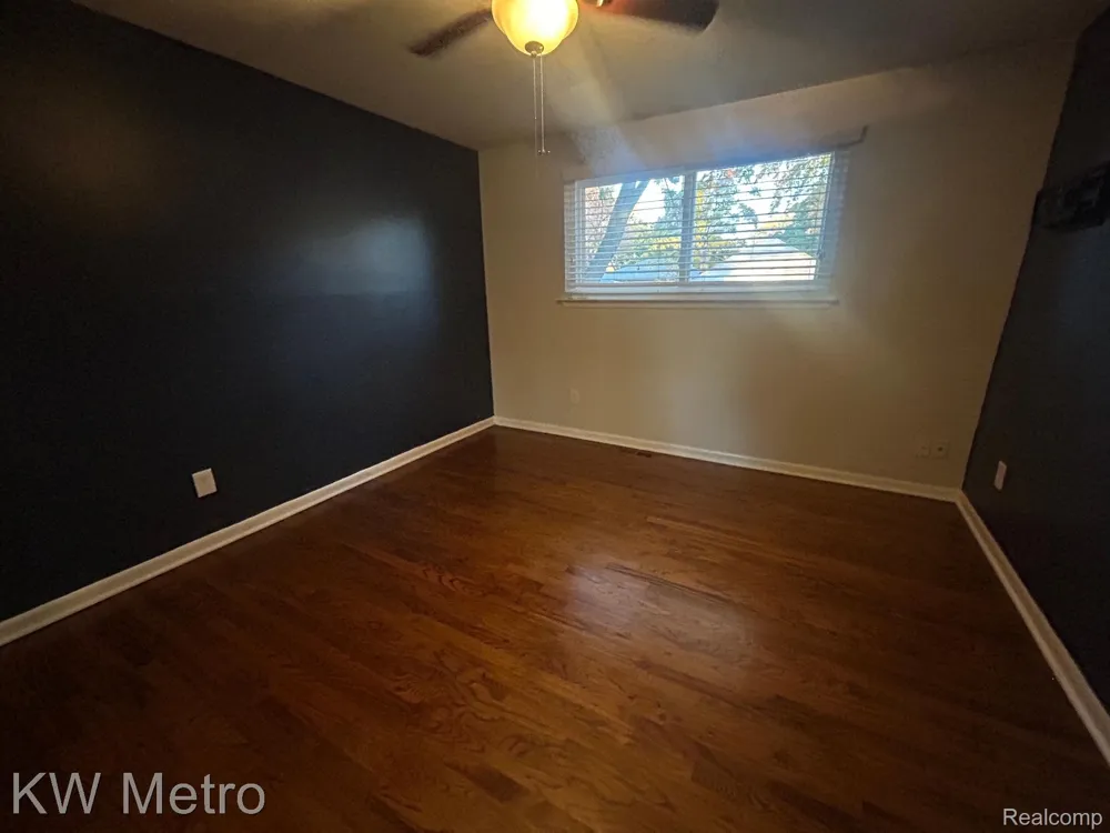1210 KENILWORTH Clawson City, MI 48017