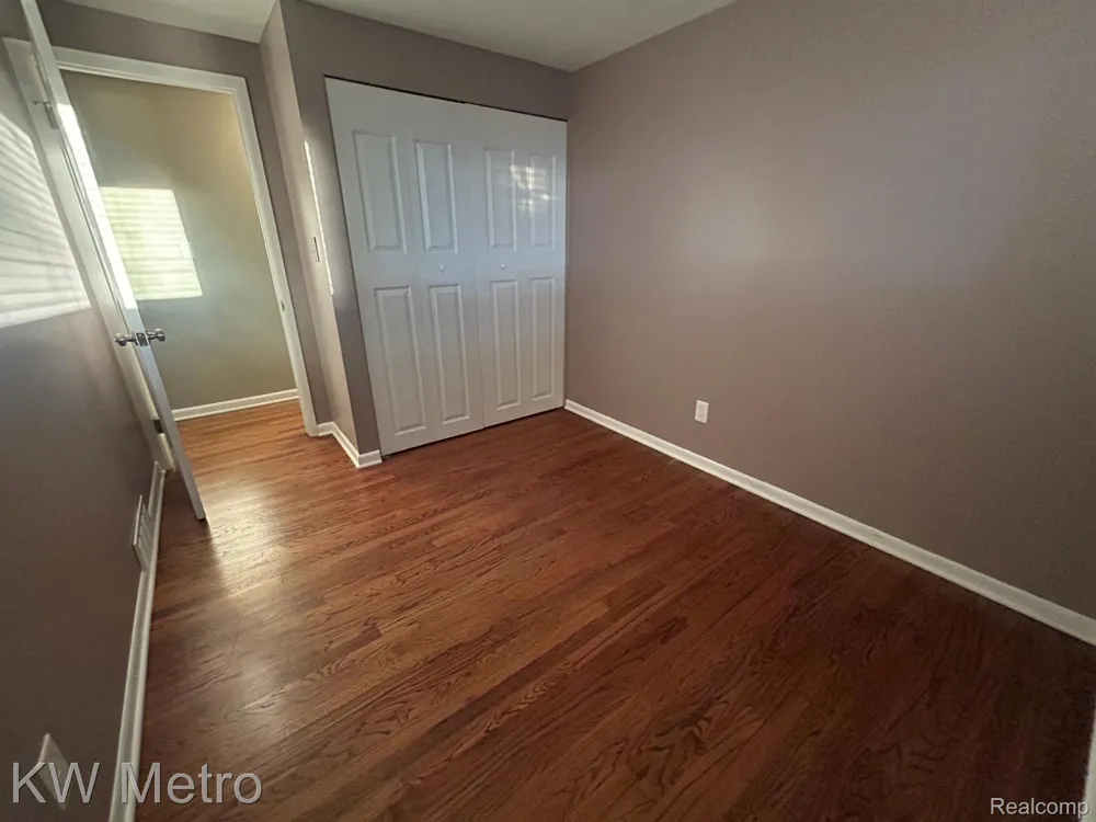 1210 KENILWORTH Clawson City, MI 48017