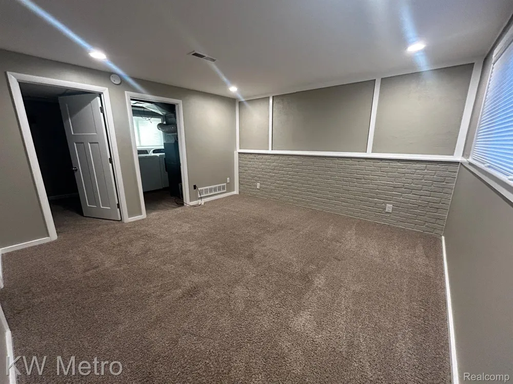 1210 KENILWORTH Clawson City, MI 48017