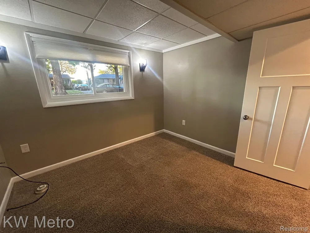 1210 KENILWORTH Clawson City, MI 48017