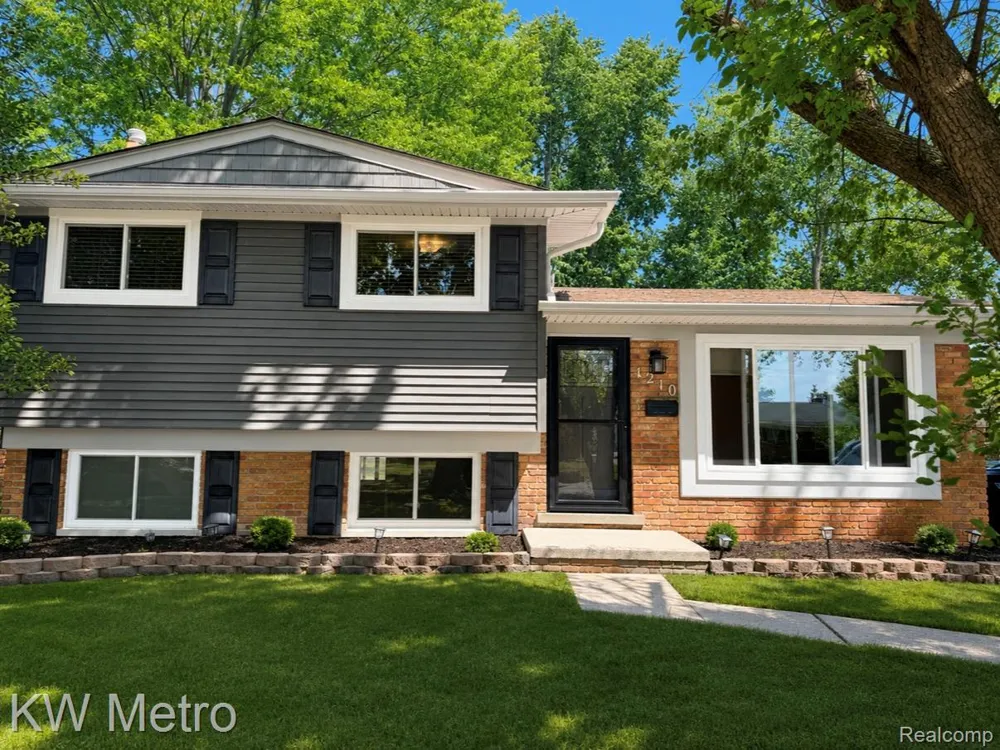 1210 KENILWORTH Clawson City, MI 48017