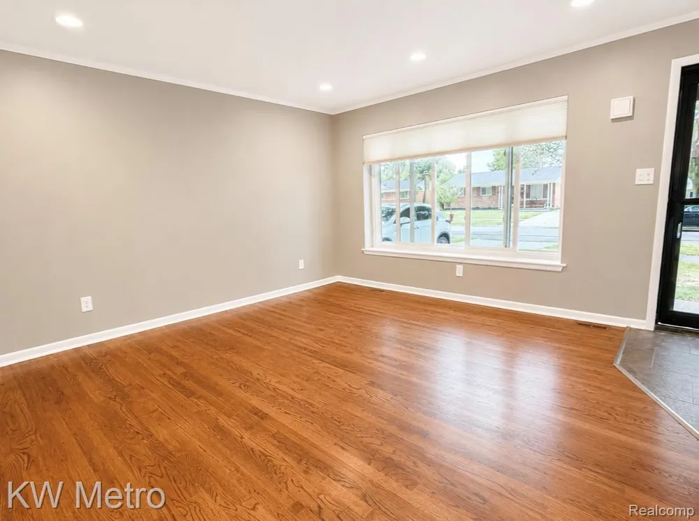 1210 KENILWORTH Clawson City, MI 48017
