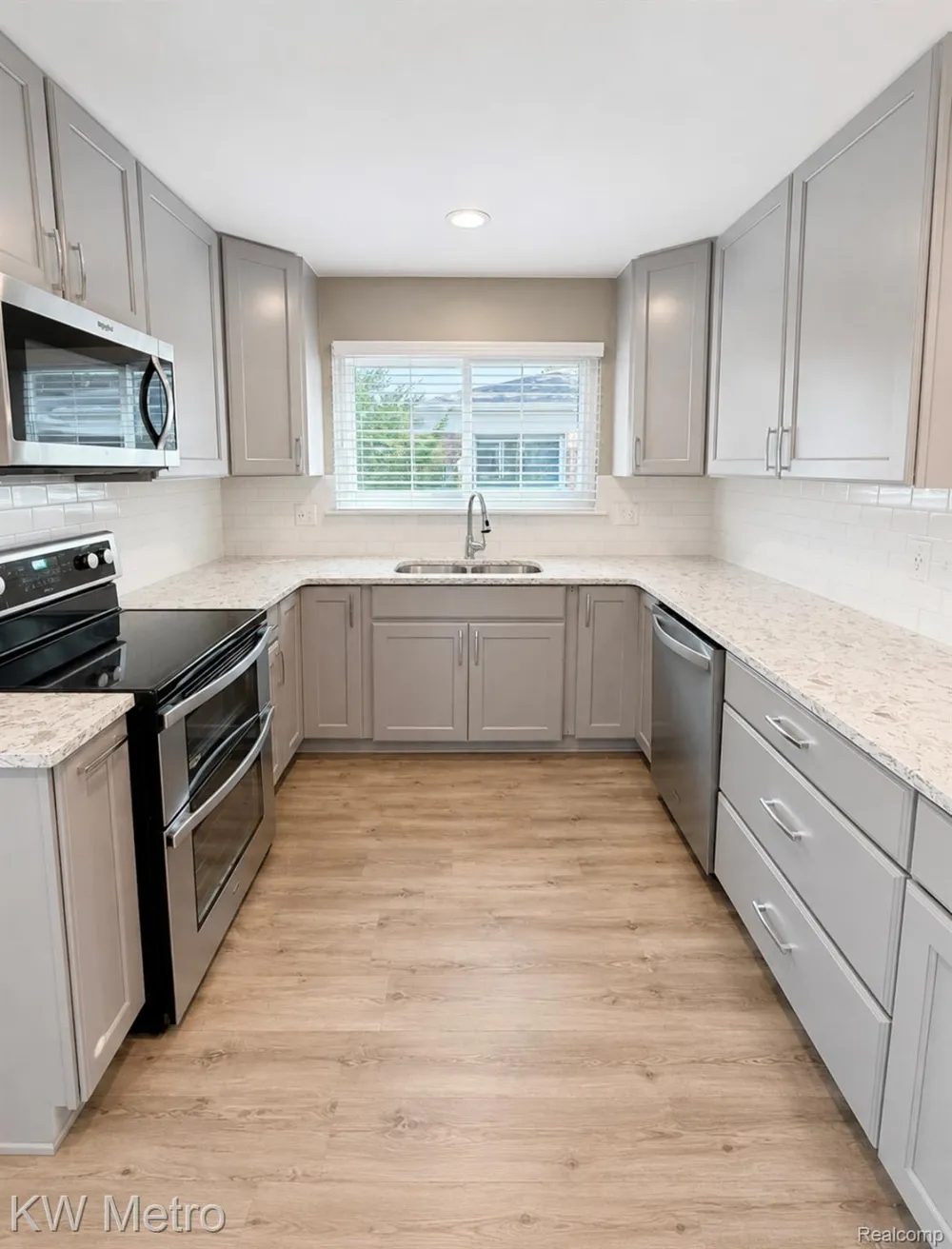 1210 KENILWORTH Clawson City, MI 48017