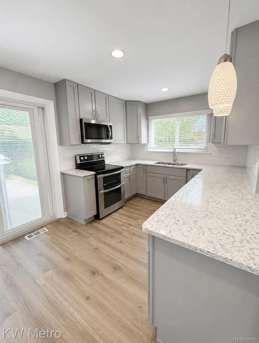 1210 KENILWORTH Clawson City, MI 48017