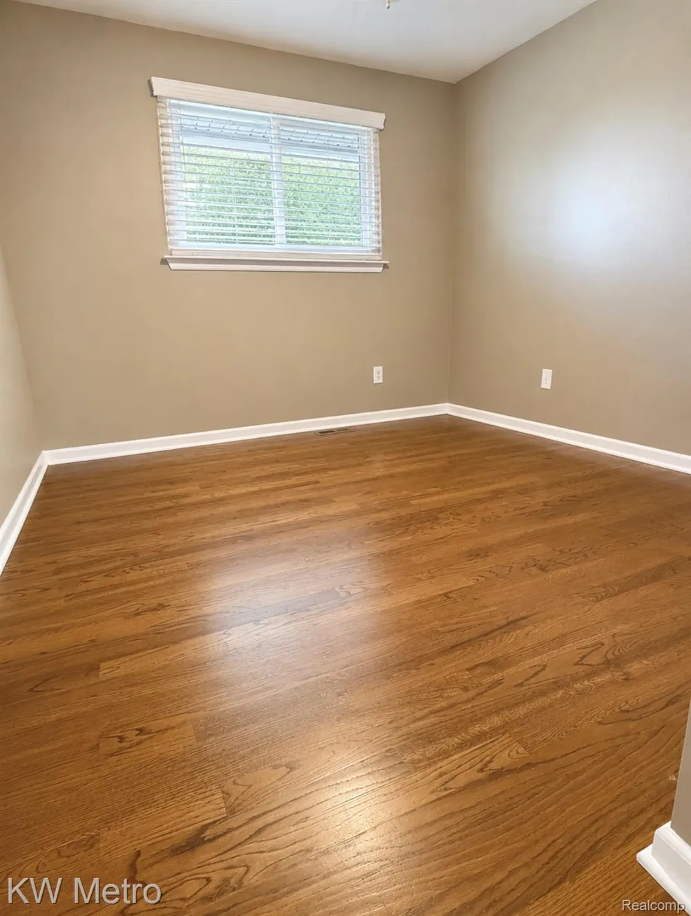 1210 KENILWORTH Clawson City, MI 48017