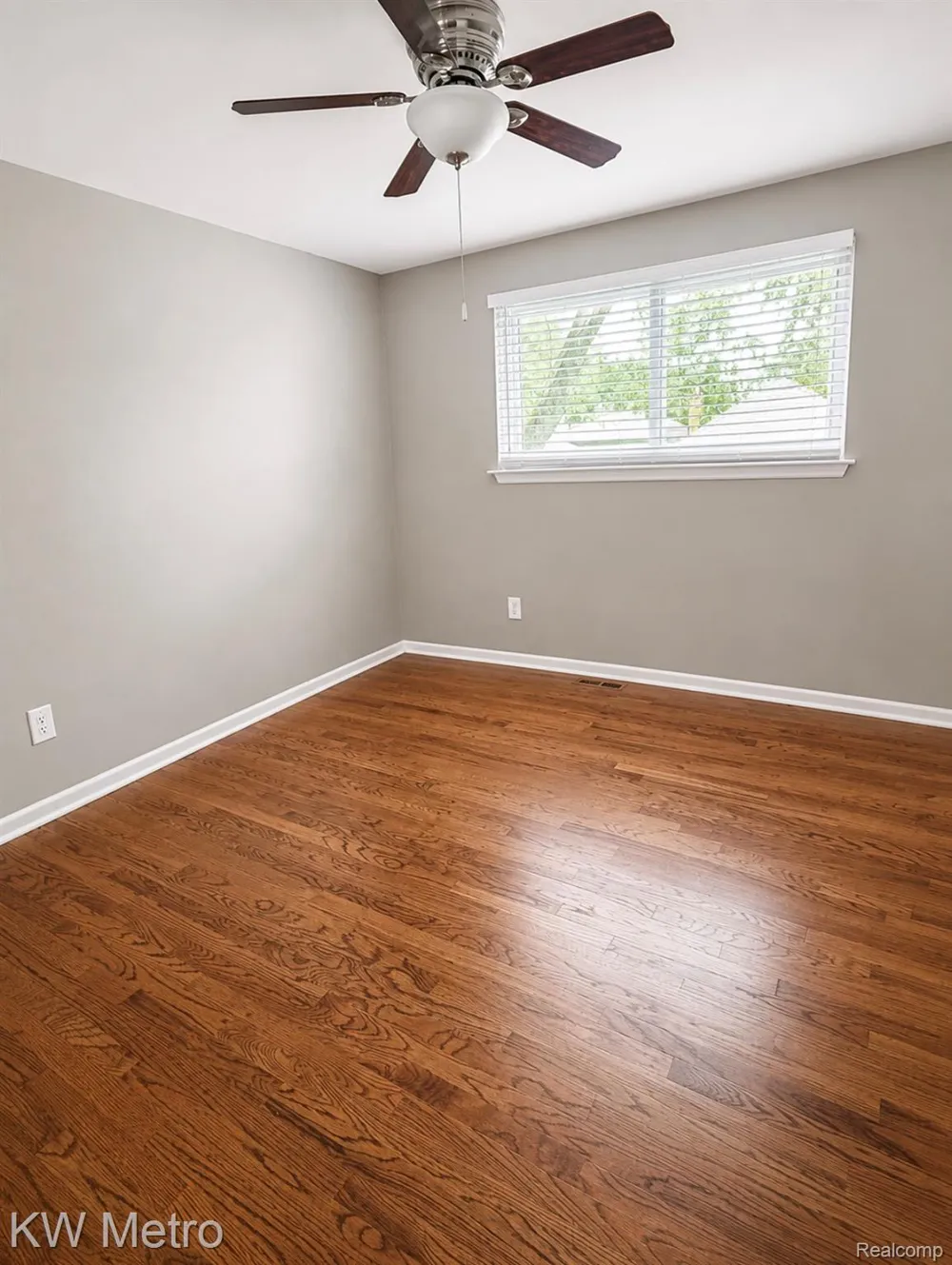 1210 KENILWORTH Clawson City, MI 48017