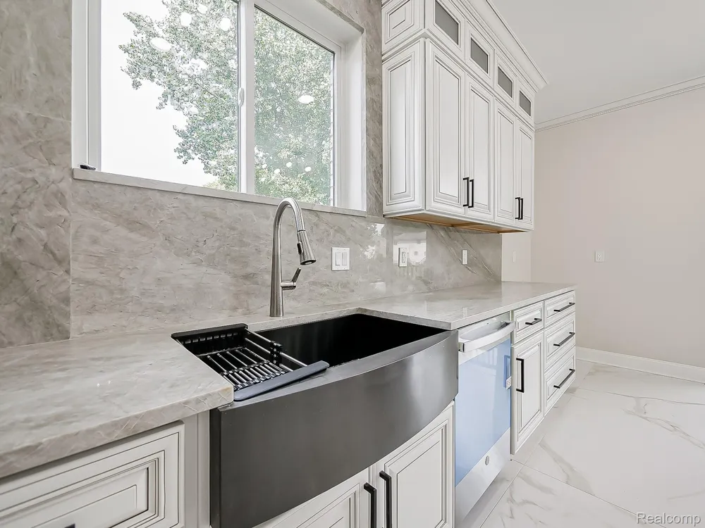 1683 Delta Drive Troy City, MI 48085