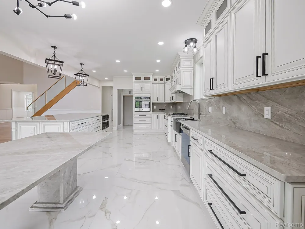 1683 Delta Drive Troy City, MI 48085