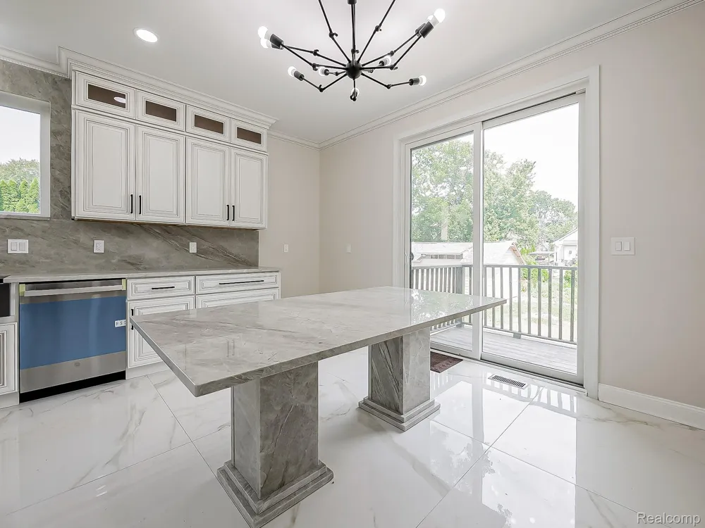 1683 Delta Drive Troy City, MI 48085
