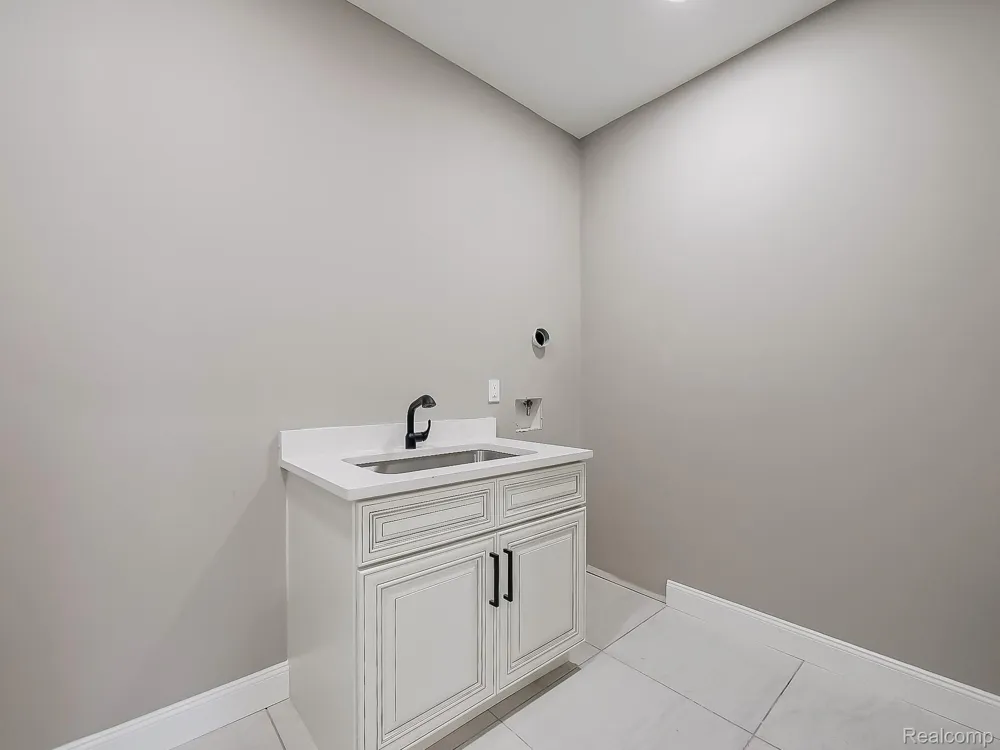 1683 Delta Drive Troy City, MI 48085