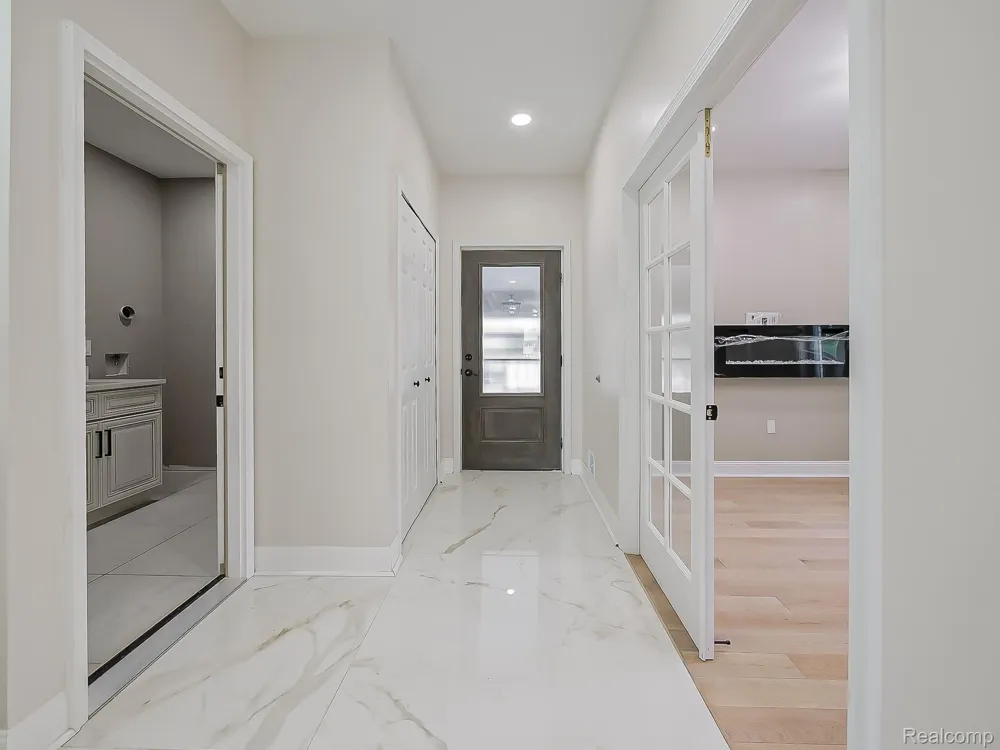1683 Delta Drive Troy City, MI 48085