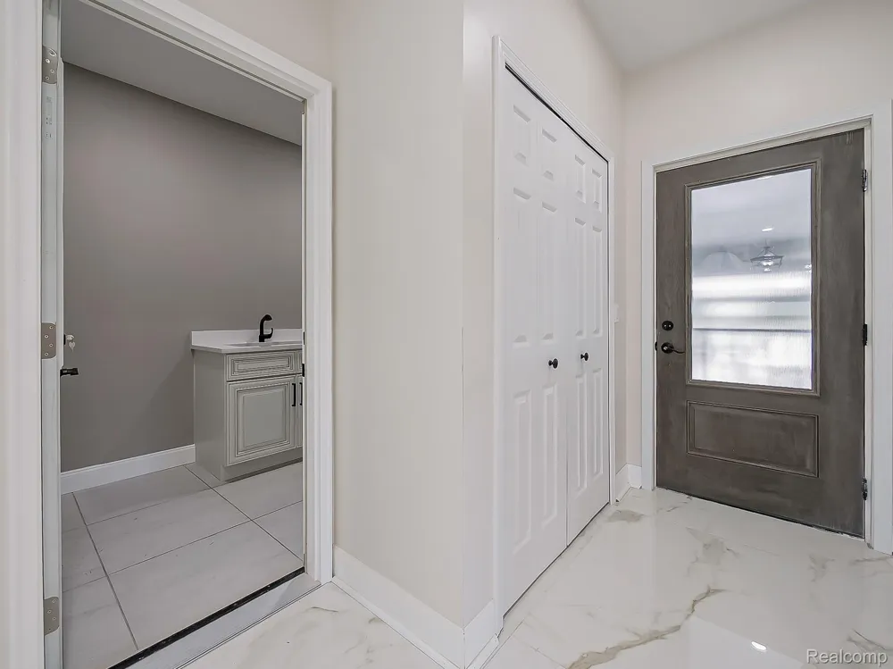 1683 Delta Drive Troy City, MI 48085