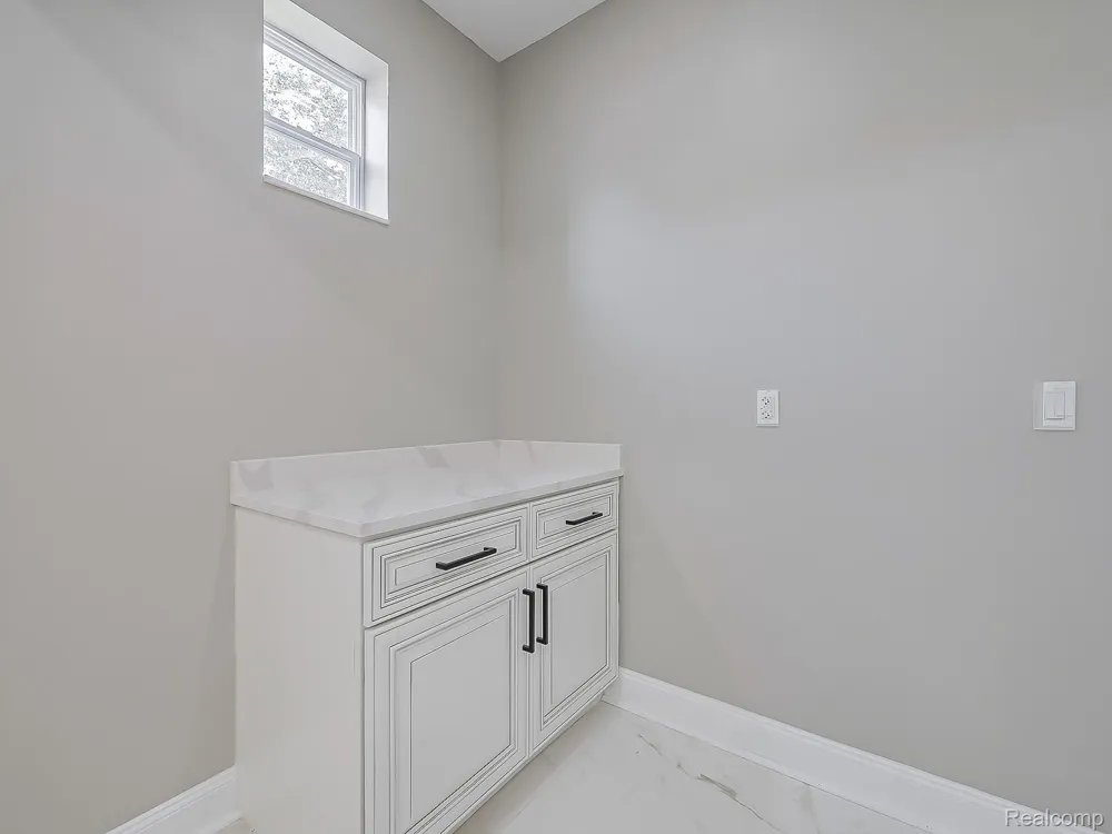 1683 Delta Drive Troy City, MI 48085