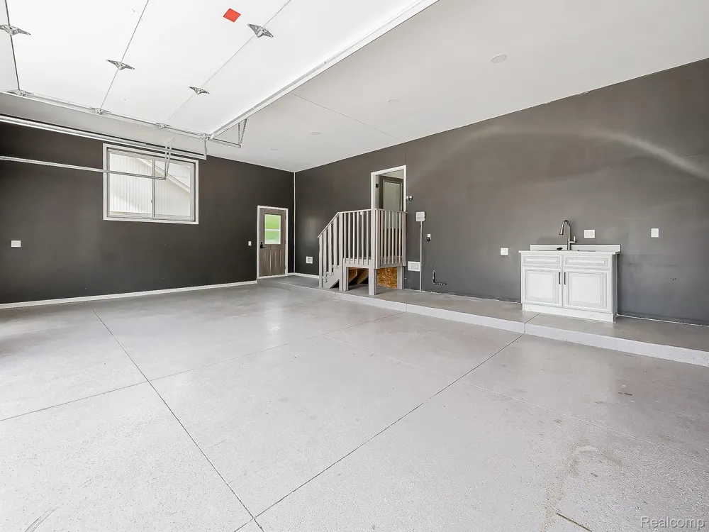 1683 Delta Drive Troy City, MI 48085